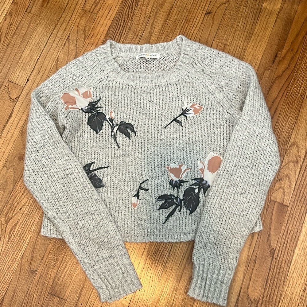 Woven Heart cropped knitted grey sweater with flowers